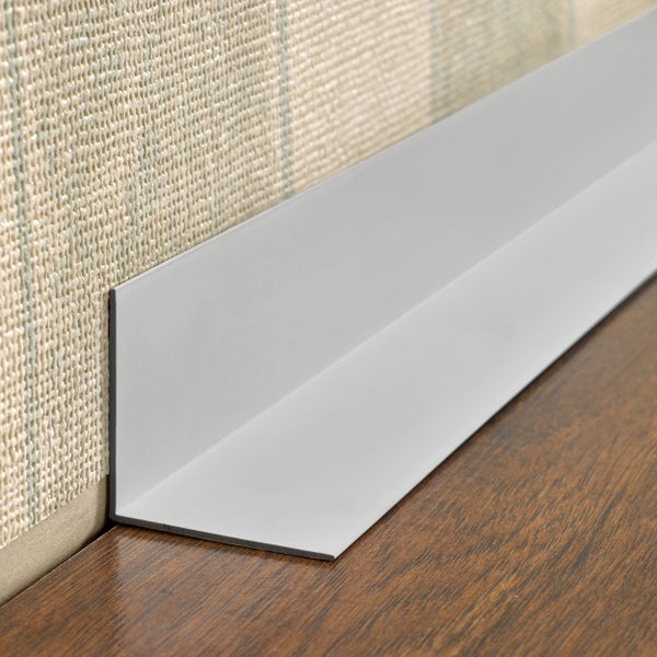 Kunststoff-Winkelleiste an Wand und Holzboden