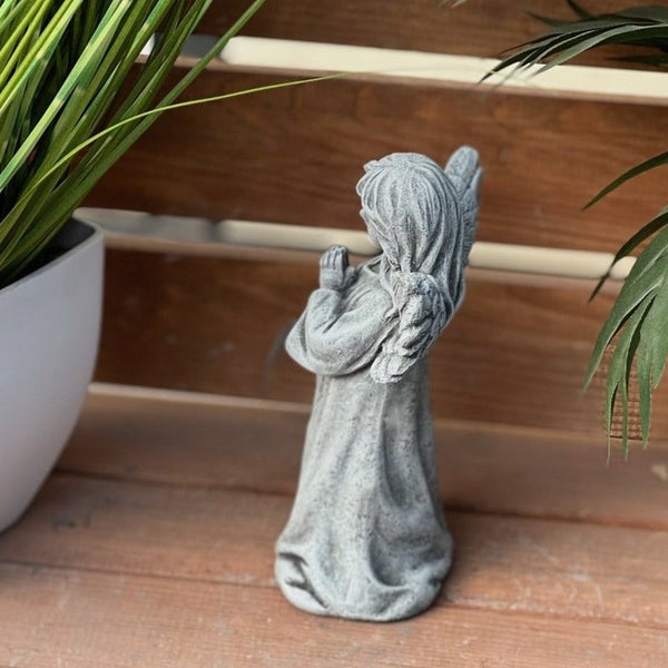 Steinfigur Engel betend als Dekoration für Garten und Innenbereich
