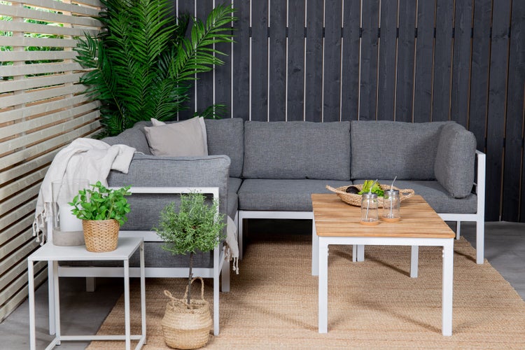 Gartenlounge-Set mit Sofa, Couchtisch und Beistelltisch auf einem Gartenteppich