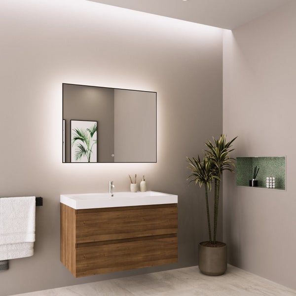 Modernes Badezimmer mit hängendem Waschtischunterschrank in Holzoptik, weißem Keramikwaschbecken und beleuchtetem Wandspiegel.