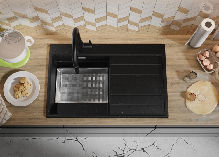 Draufsicht auf eine Küchenspüle mit Armatur in einer hellen Küche