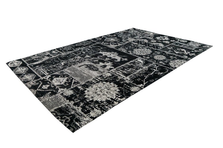 Rechteckiger Patchwork-Teppich mit orientalischen Motiven in Schwarz-Grau.