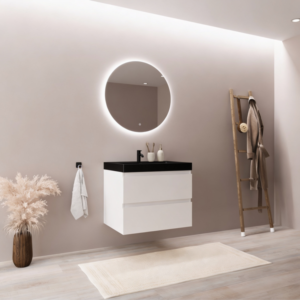 Modernes Badezimmer mit wandhängendem Waschtisch, rundem LED Spiegel, schwarzer Armatur, Handtuchhalter, Leiter für Handtücher und Holzdekor.