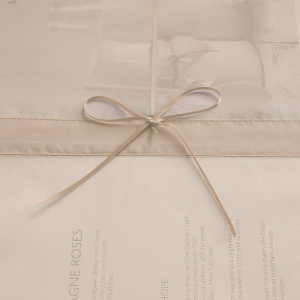 Dekorative Stoffverpackung mit Schleife und Textdruck
