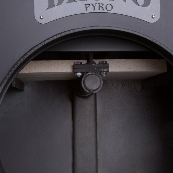 Detailansicht einer Backofen-Innenraums mit einem Gasbrenner und einer Steinplatte