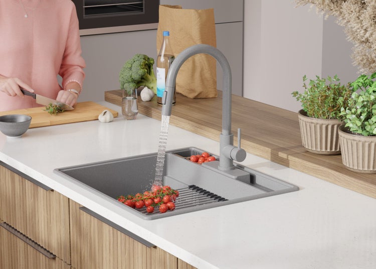 Küchenszene mit Spüle, Armatur und Gemüse