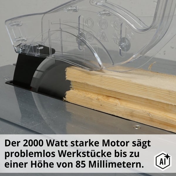Tischkreissäge mit Schutzhaube schneidet Holzwerkstück mit 2000 Watt Motorleistung für Schnitthöhen bis 85 Millimeter.