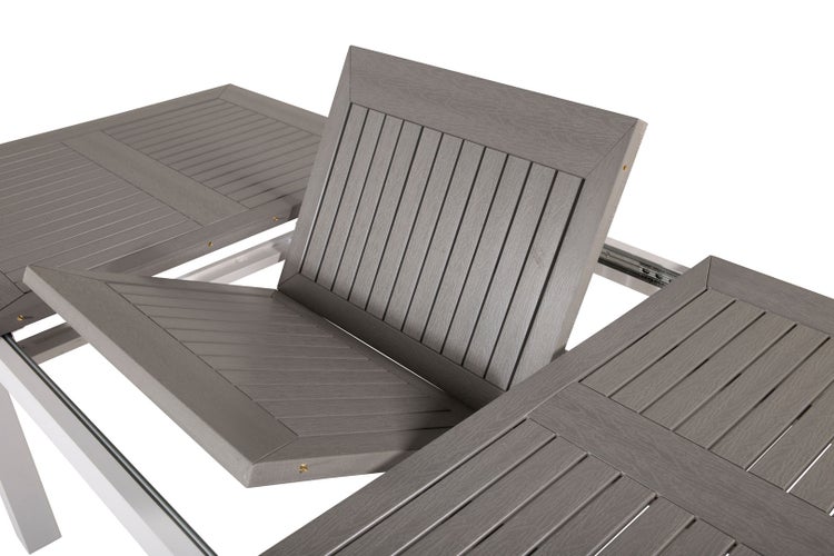 Wohnzimmer mit Sofa, Couchtisch, Topfpflanzen und Tapete mit Koffer Motiv