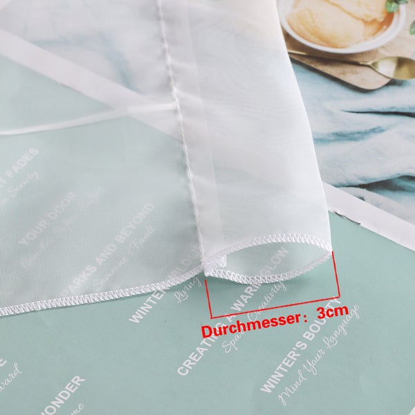 Detailansicht eines weissen, transparenten Vorhangstoffs mit einem Durchmesser von 3 cm