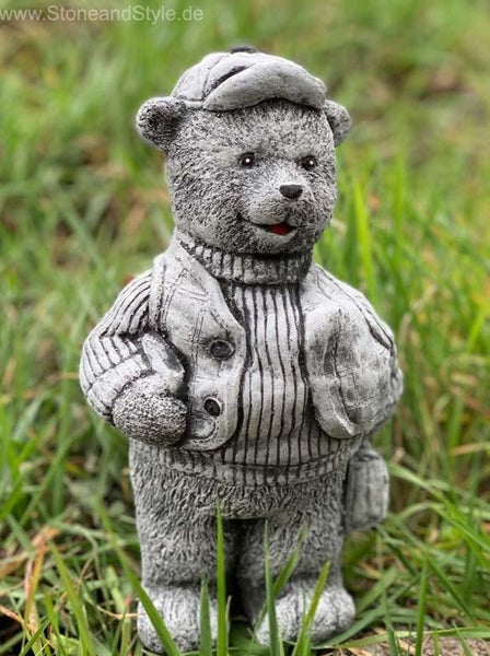 Steinfigur Bär mit Mütze und Weste als Gartendekoration für den Außenbereich