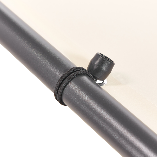 Drei Olivenbäume mit dicken Stämmen und beschnittenen Kronen in großen schwarzen Töpfen auf Holzpaletten vor einem Zaun.