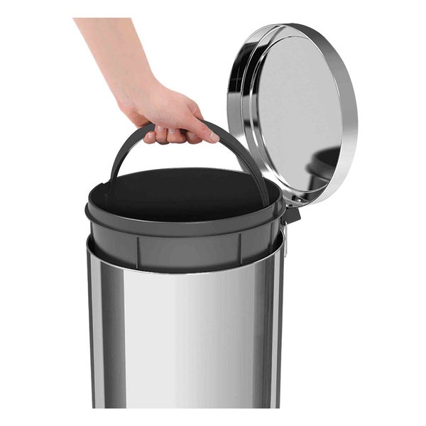 Edelstahl-Treteimer mit herausnehmbarem Inneneimer, der von einer Hand angehoben wird