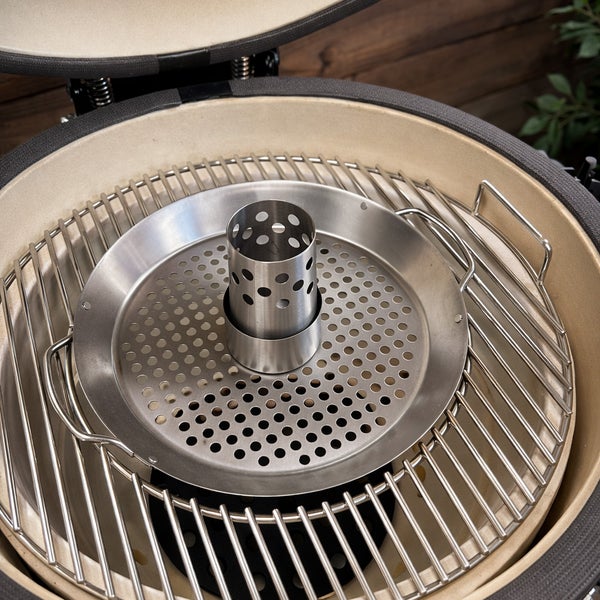 Gemütliches Wohnzimmer mit auffälliger Wolkenhimmel-Tapete und Holzmöbeln