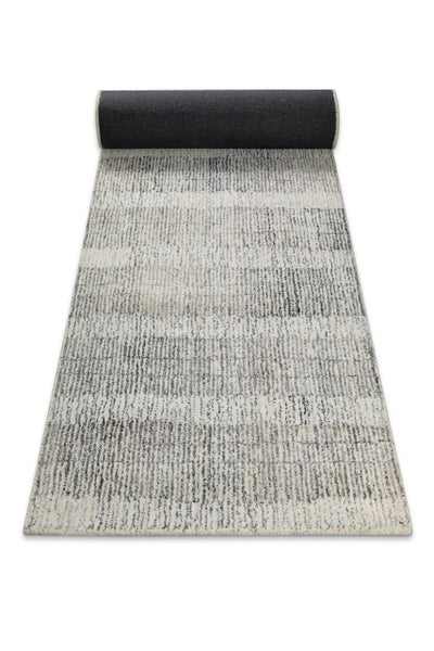 Teppichläufer mit strukturiertem Streifenmuster in Grau und Beige, teilweise aufgerollt.