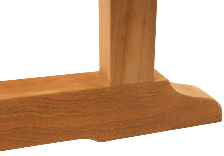 Detailansicht des Holzfußes eines Tisches