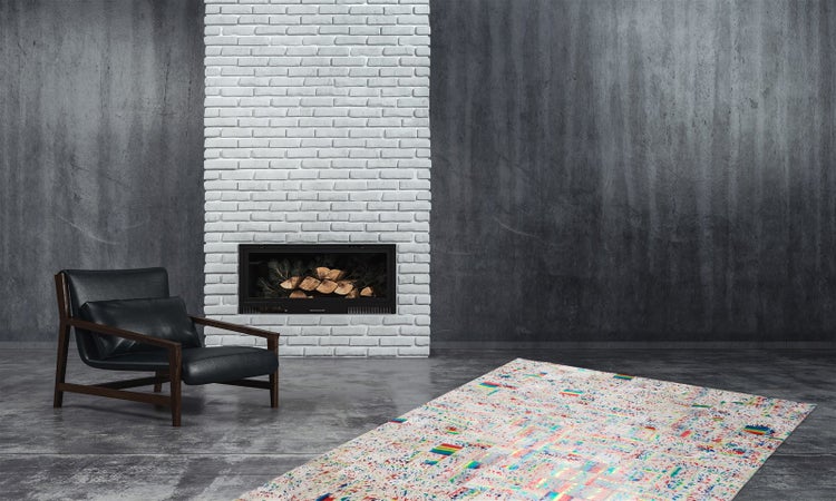 Moderner Wohnraum mit hellem, bunt gemustertem Teppich auf Betonboden, Ledersessel und weißem Ziegelkamin.
