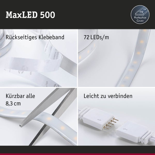Wohnzimmer mit türkisfarbenen Sofas, Couchtisch, Beistelltisch und Deckenleuchten