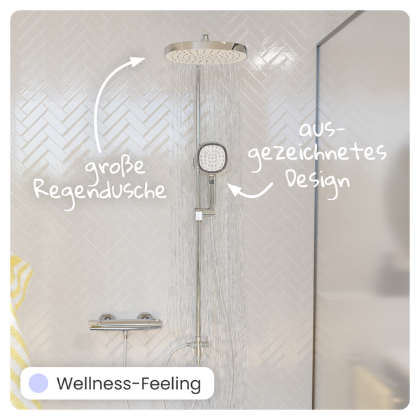 Modernes Duschsystem mit großer runder Regendusche, Handbrause und Armatur vor einer Fliesenwand in Fischgrätenoptik.