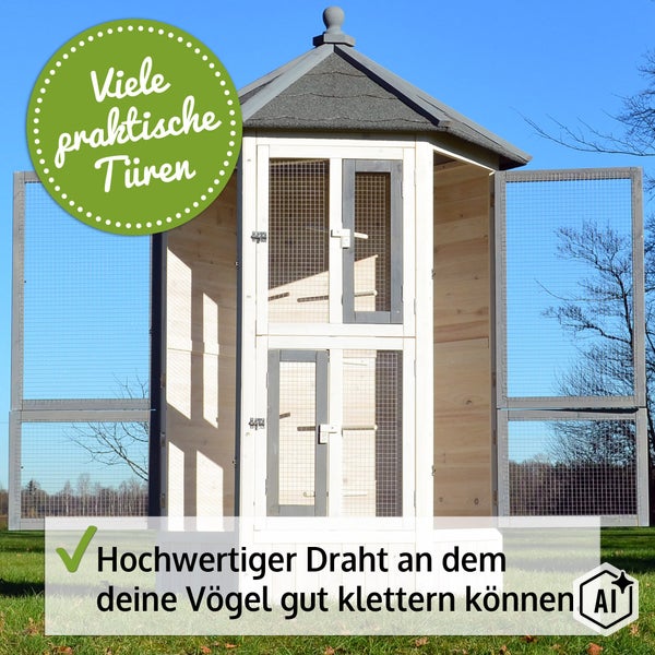 Holzvoliere mit mehreren Türen und Kletterdraht für Vögel im Außenbereich.