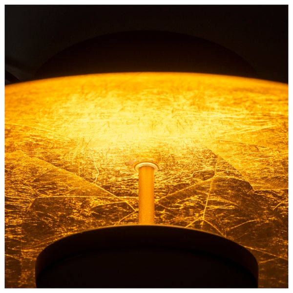 Nahaufnahme einer goldenen Hängelampe.