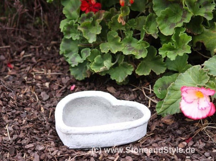 Herzförmige Pflanzschale aus Beton für den Garten
