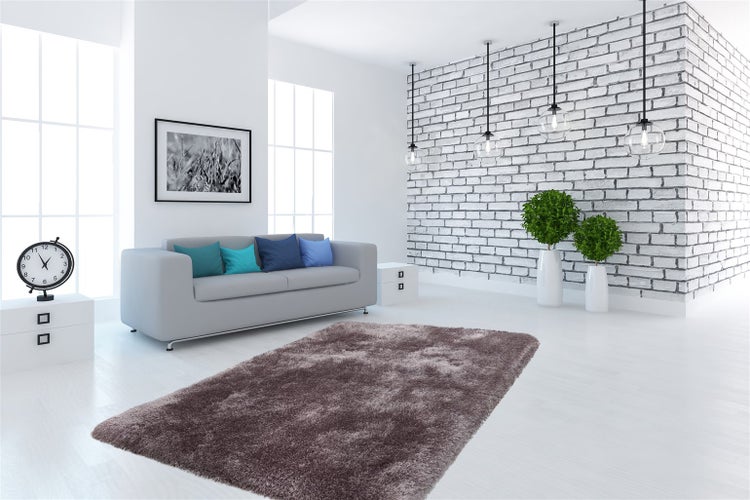 Nahaufnahme eines Hochflor-Shaggy-Teppichs mit sichtbarer Textur der langen Fasern.