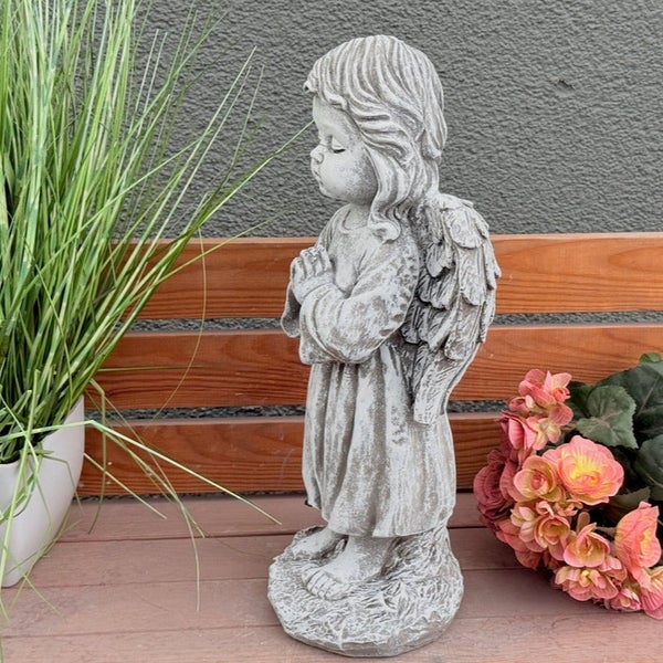 Steinfigur betender Engel als Gartenfigur, wetterfeste Dekoration aus Kunststein für den Außenbereich