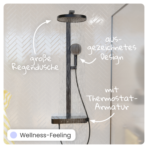 Schwarzes Duschsystem mit runder Regendusche, Handbrause und Thermostat-Armatur vor einer hell gefliesten Wand mit Fischgrätmuster.