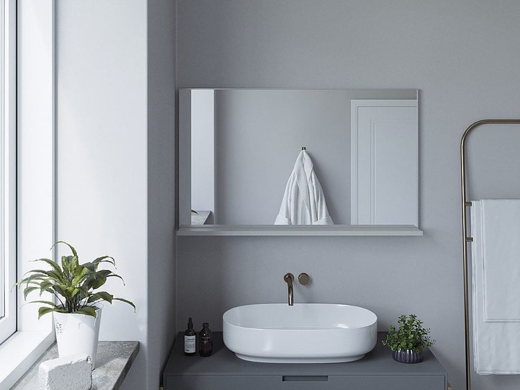Modernes Badezimmer mit rechteckigem Wandspiegel mit Ablage über einem Aufsatzwaschbecken auf einem Waschtischunterschrank.