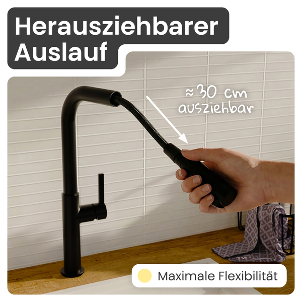 Schwarze Küchenarmatur mit ausziehbarem Auslauf circa 30 Zentimeter.