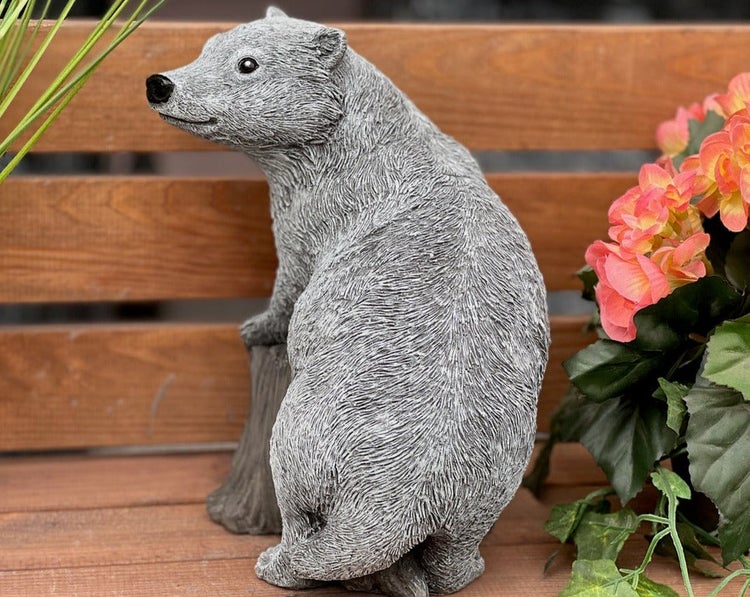 Gartenfigur in Form eines Bären aus Steinguss, detailreiche Tierfigur zur Dekoration für Garten, Terrasse und Balkon.