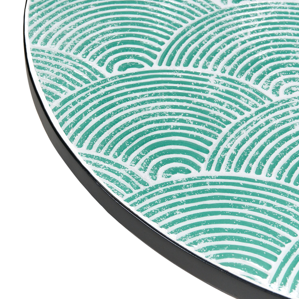 Detailansicht einer Tischplatte mit geometrischem Muster und dunklem Rand