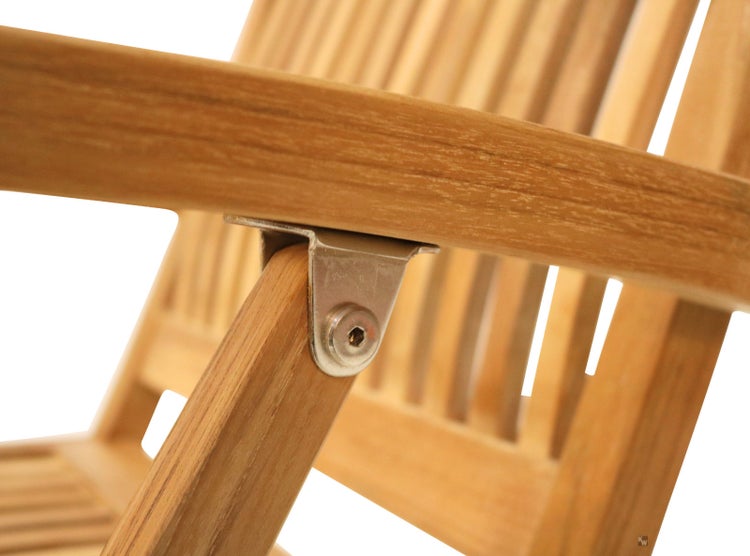 Detailaufnahme eines Holzstuhls mit Metallverbindung