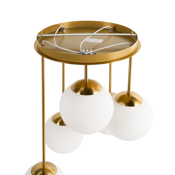 Pendelleuchte mit runden, weißen Lampenschirmen und goldenem Gestell