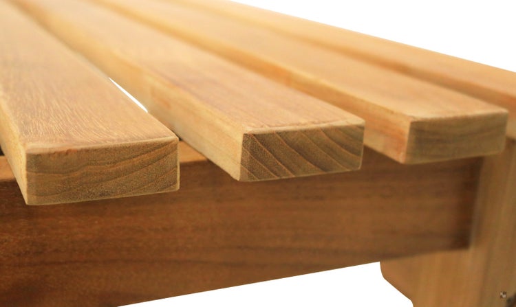 Detailansicht einer Gartenbank aus Holz