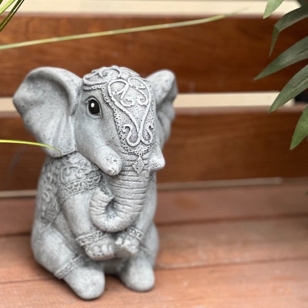 Dekorative Elefantenfigur aus Stein für den Garten oder Innenbereich mit detaillierten Verzierungen.