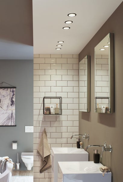 Badezimmer mit Waschbecken, Spiegeln und Deckenspots