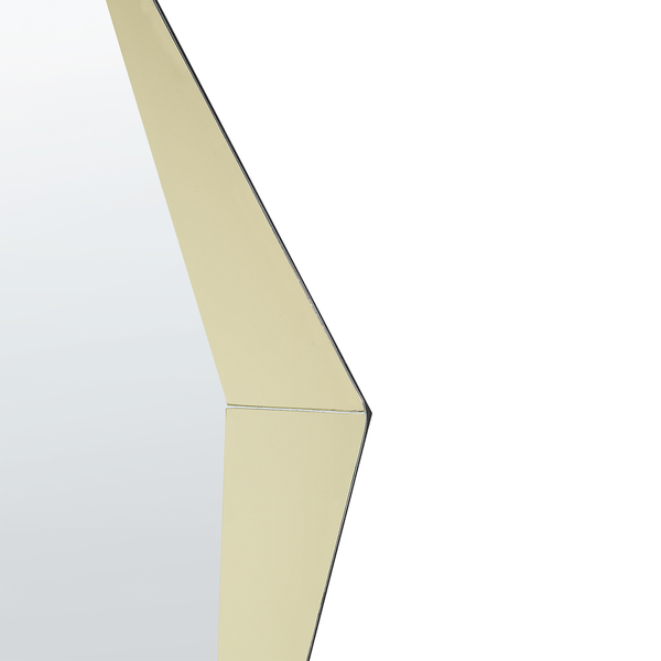 Detailansicht eines Spiegels mit Facettenschliff