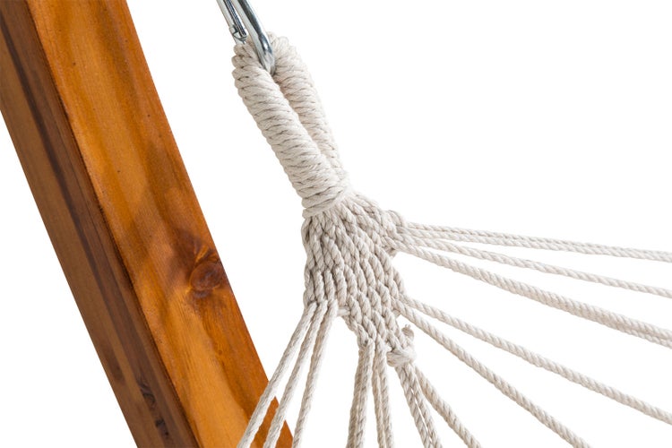 Dekorative Tischleuchte aus Kunststoff auf einem Holztisch