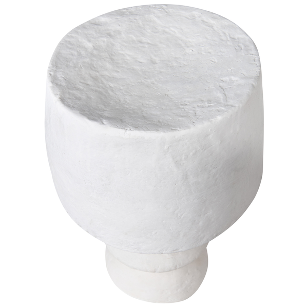 Weißer runder Beistelltisch mit strukturierter Oberfläche und Standfuß.