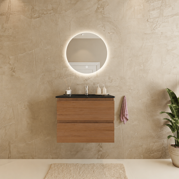 Modernes Badezimmer mit wandhängendem Waschtischunterschrank aus Holz, schwarzem Waschbecken und rundem LED-Spiegel vor einer strukturierten Wand.
