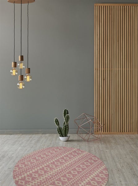 Moderner Raum mit vierflammiger Pendelleuchte, Wandpaneel aus Holzlamellen, rundem gemustertem Teppich, Kaktus und geometrischer Drahtskulptur.