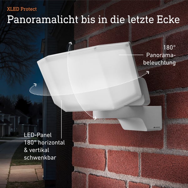 Steinel LED-Strahler XLED Protect an einer Backsteinwand mit 180 Grad Panorama-Beleuchtung und horizontal sowie vertikal schwenkbarem LED-Panel.
