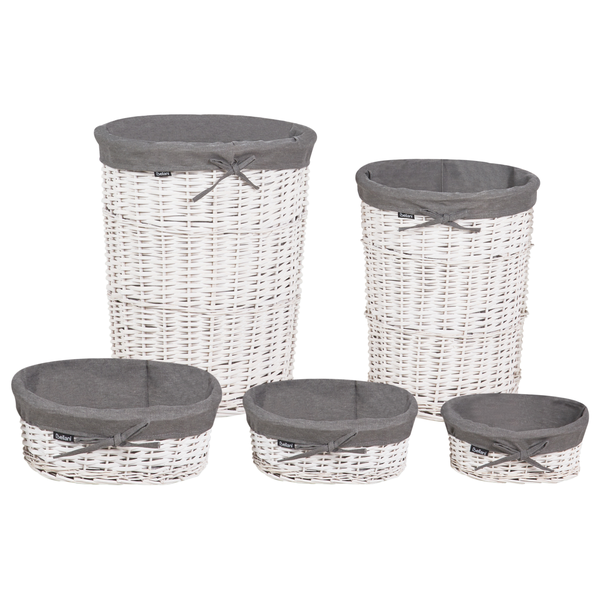 Set aus 5 weißen Weidenkörben in verschiedenen Größen mit grauer Stoffauskleidung, dekorativen Schleifen und Beliani Logo.