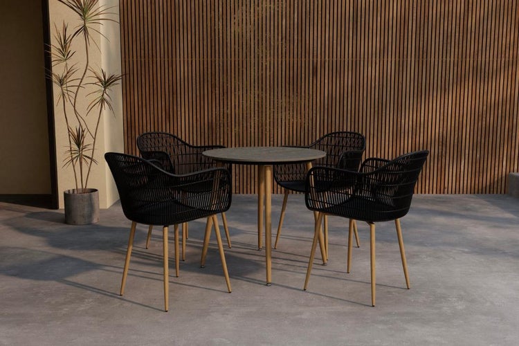 Modernes Gartenmöbel-Set mit rundem Tisch mit Holzbeinen und vier schwarzen Sesseln in Seiloptik auf einer Terrasse.