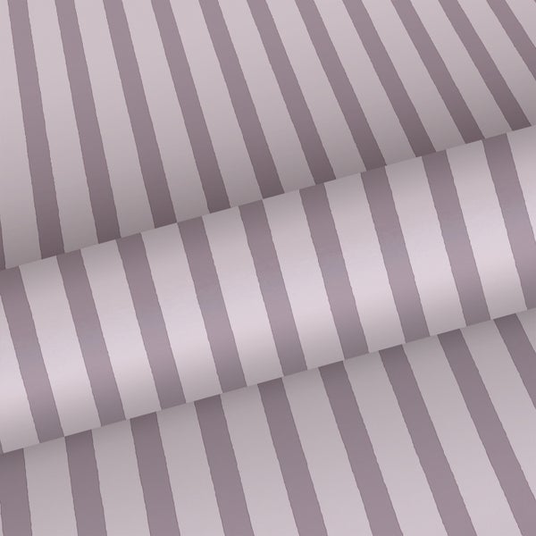 Dekorative Szene mit gestreifter Tapete, Puppenhaus und Stofftieren