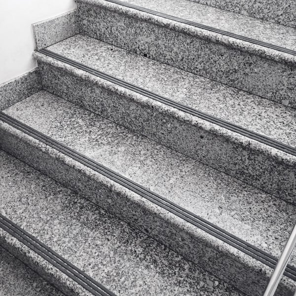 Treppe mit Antirutschprofilen
