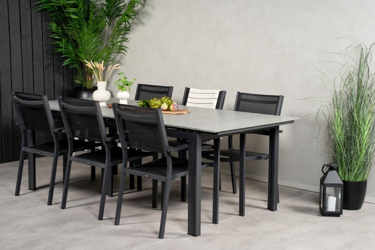 Gartensitzgruppe mit Esstisch und sechs Stühlen auf einer Terrasse