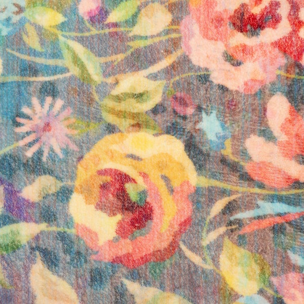 Teppich mit floralem Muster und Rosen-Design, weiche Textiloberfläche.