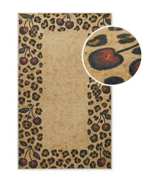 Rechteckiger Teppich mit Leopardenmuster-Rand und Kirschmotiven sowie Detailansicht der Textur.